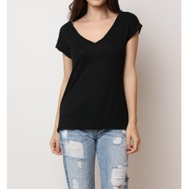 camiseta negra escote ,corte espalda