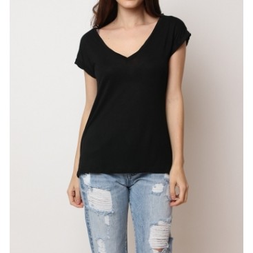 camiseta negra escote ,corte espalda