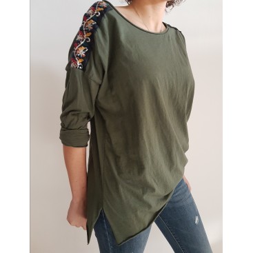 camiseta detalle hombro verde militar