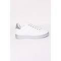 sneakers blanca y gris