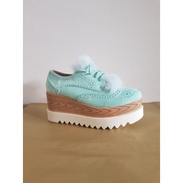 zapato cuña y pelo celeste